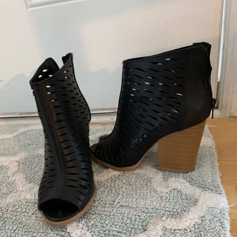 NWOT black Qupid booties open toed
